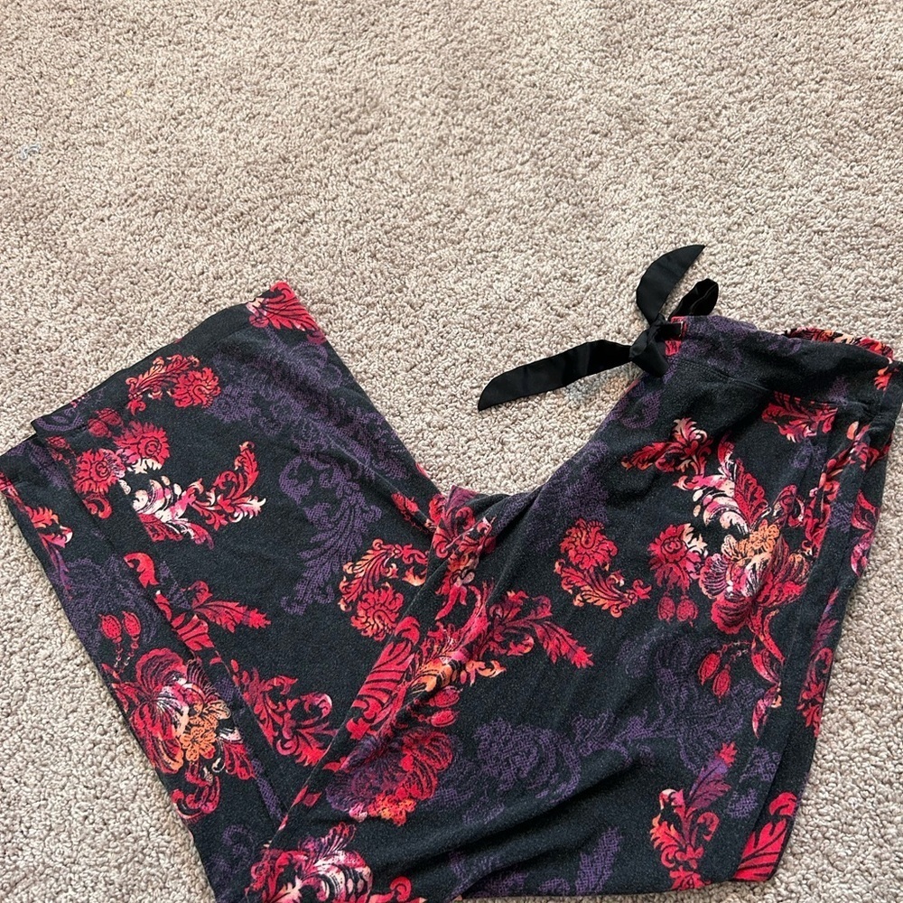 Soma Black Purple & Red Women’s PJ Set
Long Sleeves w Pants
Size S - Picture 3 of 8